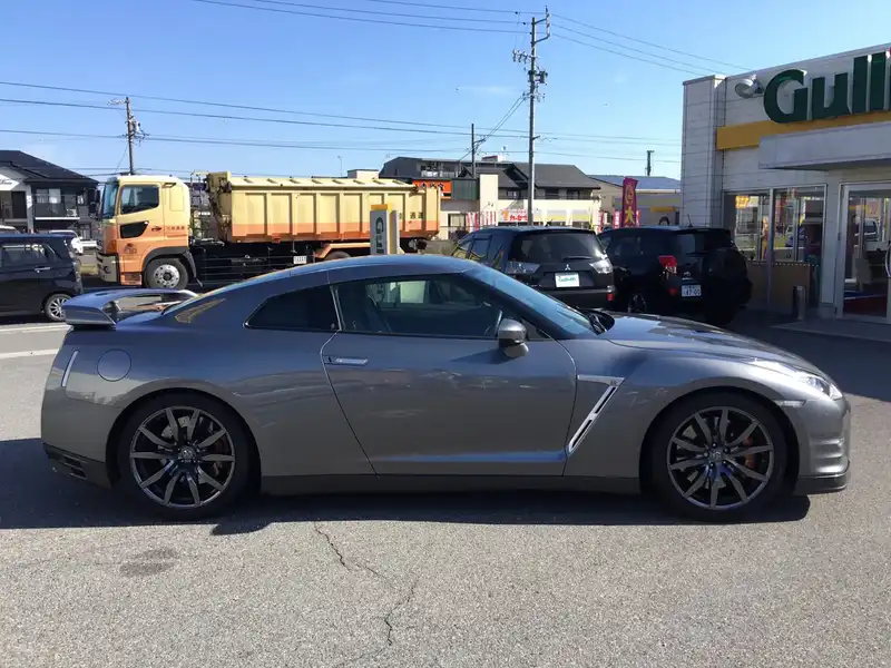 カタログ画像：ＧＴ－Ｒ（GT-R） ＧＴ－Ｒ ピュアエディション 2013年12月 DBA-R35 3800cc ダークメタルグレー（Ｍ） 燃費8.7km / l 外装