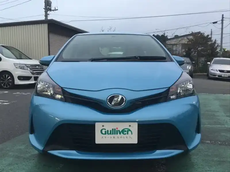 カタログ画像：ヴィッツ（VITZ） Ｆ Ｍパッケージ 2015年6月 DBA-KSP130 1000cc クールソーダメタリック 燃費21.6km / l フロント