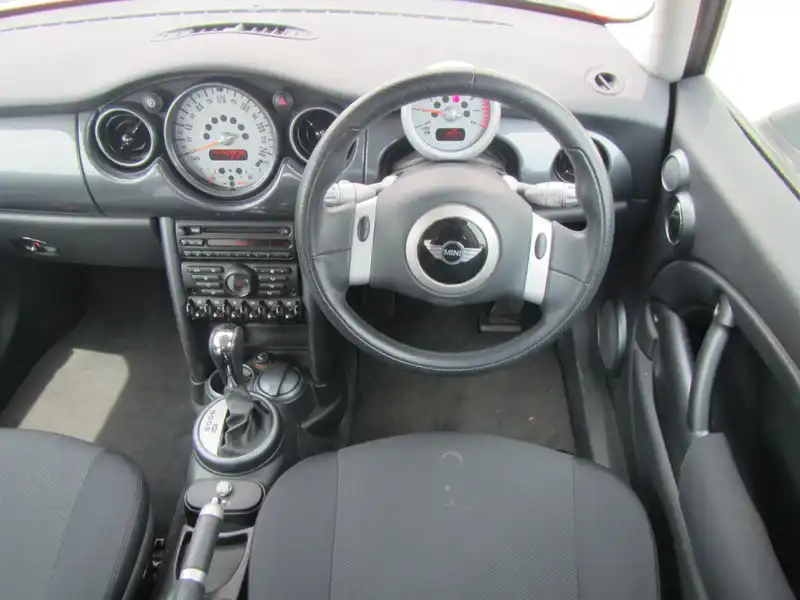 カタログ画像：ＭＩＮＩ（MINI） クーパー 2005年9月 GH-RA16 1600cc チリ・レッド（ソリッド） 燃費13.4km / l  内装