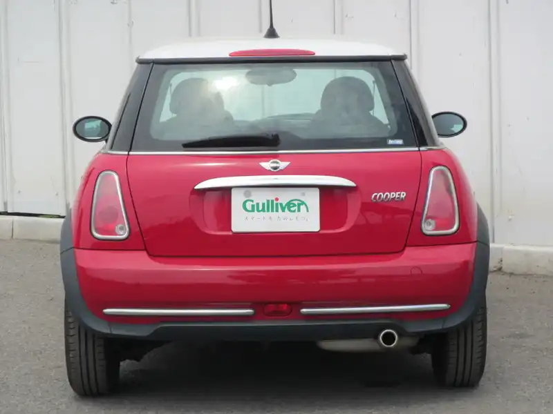 カタログ画像：ＭＩＮＩ（MINI） クーパー 2005年9月 GH-RA16 1600cc チリ・レッド（ソリッド） 燃費13.4km / l  バック