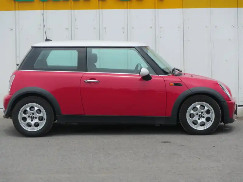 カタログ画像：ＭＩＮＩ（MINI） クーパー 2005年9月 GH-RA16 1600cc チリ・レッド（ソリッド） 燃費13.4km / l  外装