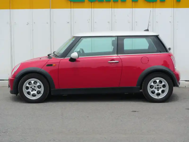 カタログ画像：ＭＩＮＩ（MINI） クーパー 2005年9月 GH-RA16 1600cc チリ・レッド（ソリッド） 燃費13.4km / l  外装