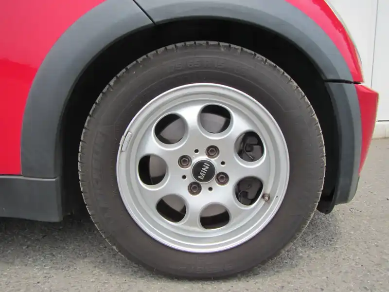 カタログ画像：ＭＩＮＩ（MINI） クーパー 2005年9月 GH-RA16 1600cc チリ・レッド（ソリッド） 燃費13.4km / l  タイヤ