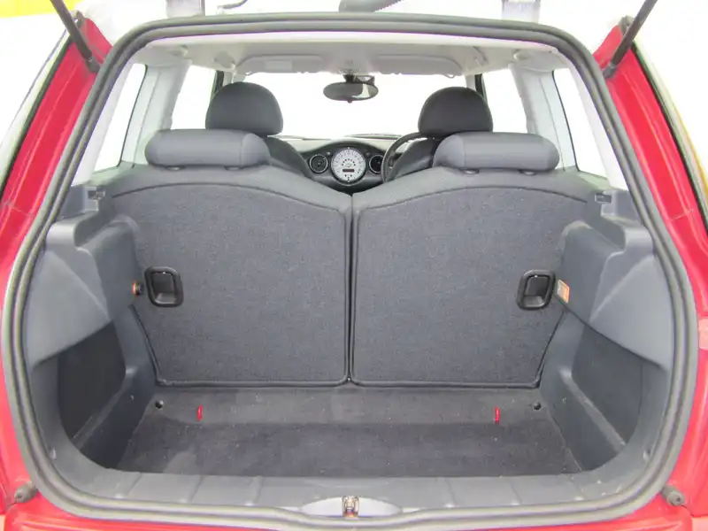 カタログ画像：ＭＩＮＩ（MINI） クーパー 2005年9月 GH-RA16 1600cc チリ・レッド（ソリッド） 燃費13.4km / l  内装