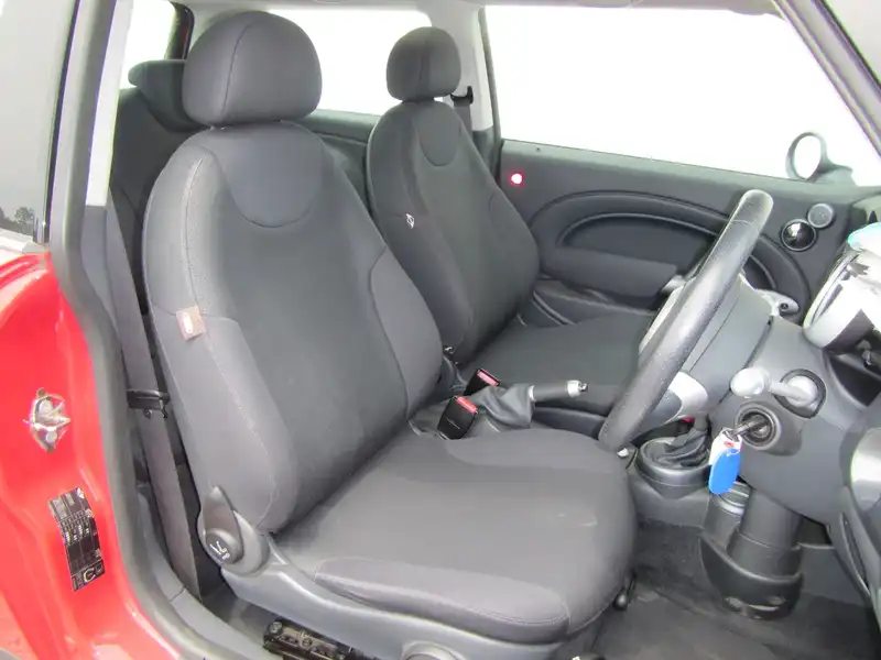 カタログ画像：ＭＩＮＩ（MINI） クーパー 2005年9月 GH-RA16 1600cc チリ・レッド（ソリッド） 燃費13.4km / l  内装
