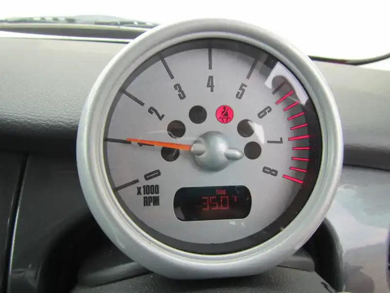カタログ画像：ＭＩＮＩ（MINI） クーパー 2005年9月 GH-RA16 1600cc チリ・レッド（ソリッド） 燃費13.4km / l  内装