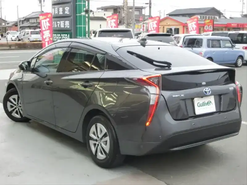 カタログ画像：プリウス（PRIUS） Ａ 2017年11月 DAA-ZVW55 1800cc グレーメタリック 燃費34.0km / l バック