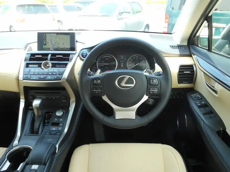 カタログ画像：ＮＸ（NX） ＮＸ３００ｈ バージョンＬ 2015年6月 DAA-AYZ15 2500cc プラチナムシルバーメタリックorソニックチタニウム 燃費19.8km / l 内装