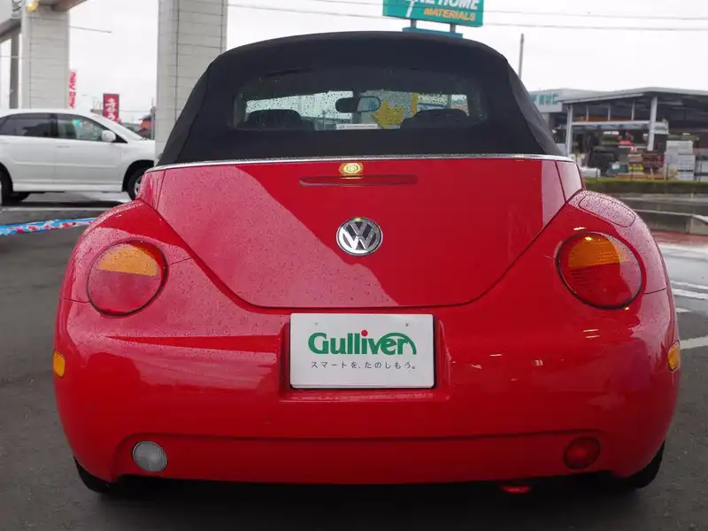 カタログ画像：ニュービートルカブリオレ（NEW BEETLE CABRIOLET） ベースグレード 2003年6月 GH-1YAZJ 2000cc レッド 燃費10.6km / l  バック