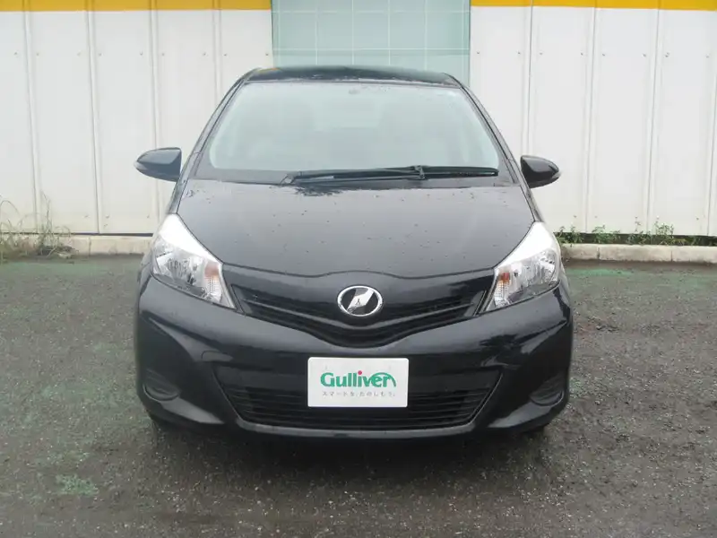 カタログ画像：ヴィッツ（VITZ） Ｆ スマートストップパッケージ 2012年5月 DBA-NSP130 1300cc ブラックマイカ 燃費21.8km / l フロント