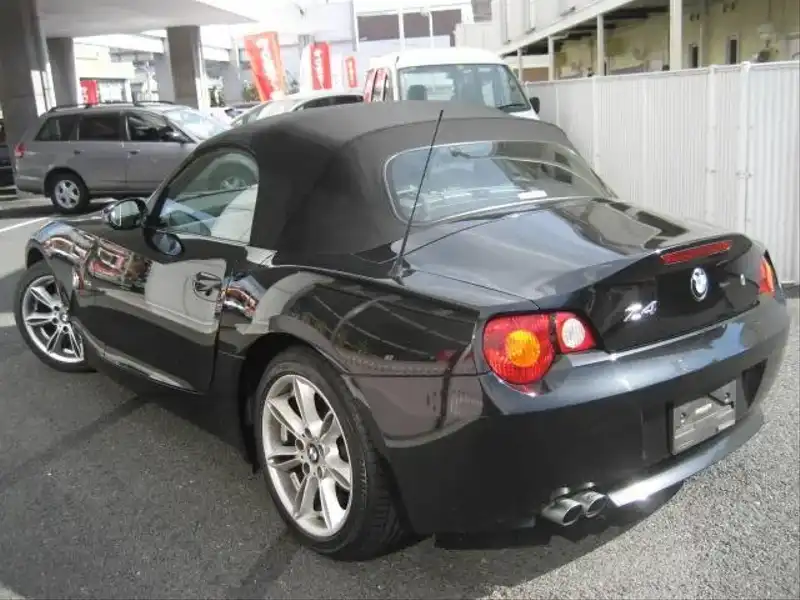 10019975 | カタログ画像：Ｚ４（Z4） ２．５ｉ 2004年4月 GH-BT25 2500cc ブラックサファイア（メタリックカラー） バック