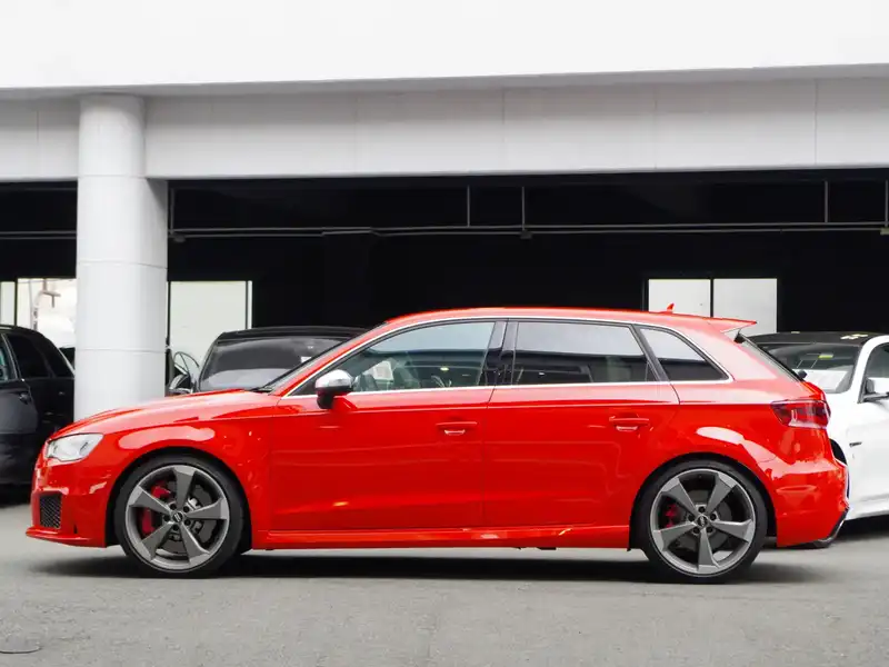 カタログ画像：ＲＳ３スポーツバック（RS3 SPORTBACK） ベースグレード 2015年10月 ABA-8VCZGF 2500cc カタルーニャレッドメタリック 燃費13.1km / l 外装