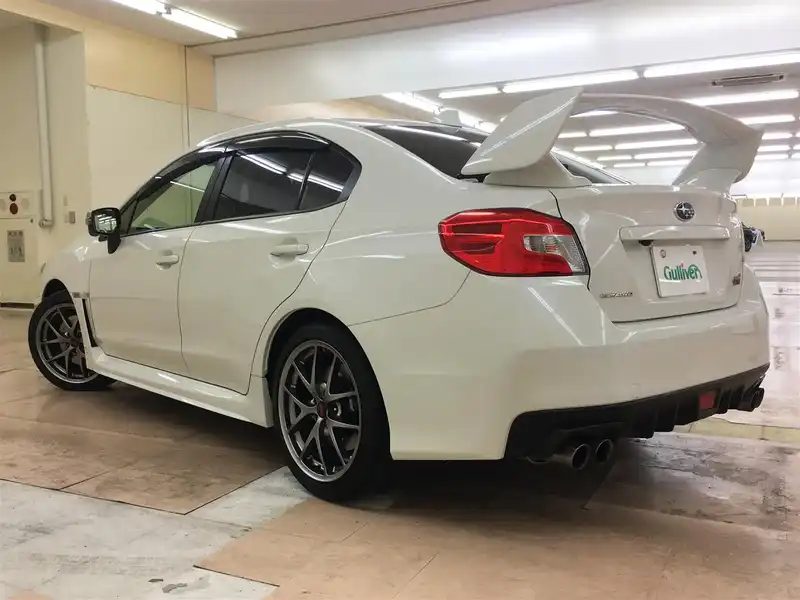 カタログ画像：ＷＲＸ ＳＴＩ（WRX STI） ＳＴＩ タイプＳ 2015年6月 CBA-VAB 2000cc クリスタルホワイト・パール 燃費9.4km / l バック