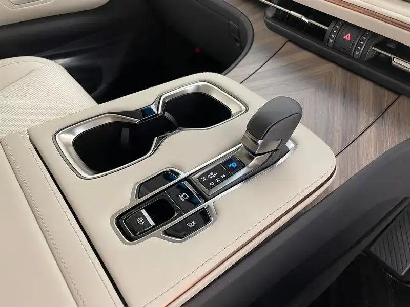 カタログ画像：ＬＭ（LM） ＬＭ５００ｈ バージョンＬ 2025年8月 5AA-TAWH15W 2400cc ソニッククォーツ 燃費13.8km / l 内装