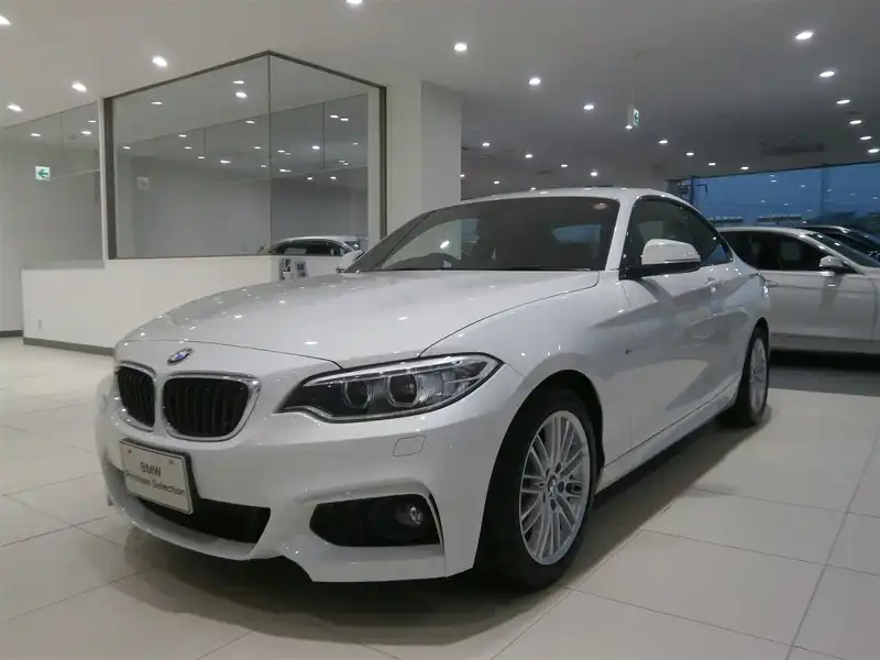 カタログ画像：２シリーズ（2 SERIES） ２２０ｉクーペ Ｍスポーツ 2016年11月 DBA-2F20 2000cc アルピン・ホワイトIII（ソリッド・カラー） 燃費15.9km / l フロント