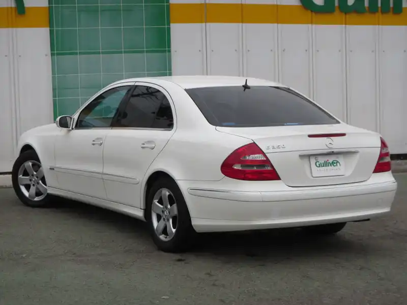 カタログ画像：Ｅクラス（E-CLASS） Ｅ３５０ アバンギャルド 2005年8月 DBA-211056C 3500cc アラバスターホワイト（Ｓ） 燃費8.6km / l  バック