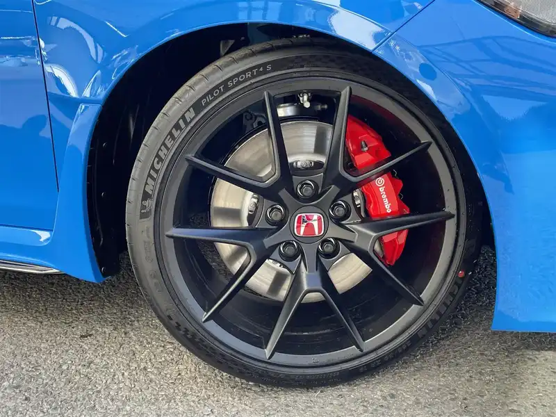 カタログ画像：シビック（CIVIC） タイプＲ レーシングブラックパッケージ 2025年9月 6BA-FL5 2000cc レーシングブルー・パール 燃費12.5km / l タイヤ