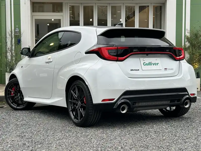 カタログ画像：ＧＲヤリス（GR YARIS） ＲＣ 2024年4月 4BA-GXPA16 1600cc スーパーホワイトⅡ 燃費10.8km / l バック