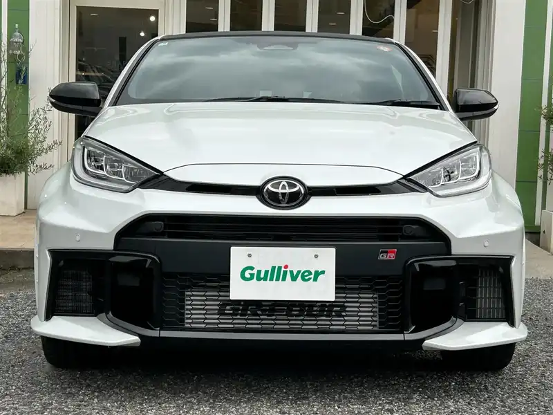 カタログ画像：ＧＲヤリス（GR YARIS） ＲＣ 2024年4月 4BA-GXPA16 1600cc スーパーホワイトⅡ 燃費10.8km / l フロント