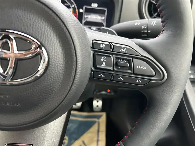 カタログ画像：ＧＲヤリス（GR YARIS） ＲＺ ハイパフォーマンス 2025年5月 4BA-GXPA16 1600cc プラチナホワイトパールマイカ 燃費10.8km / l 内装