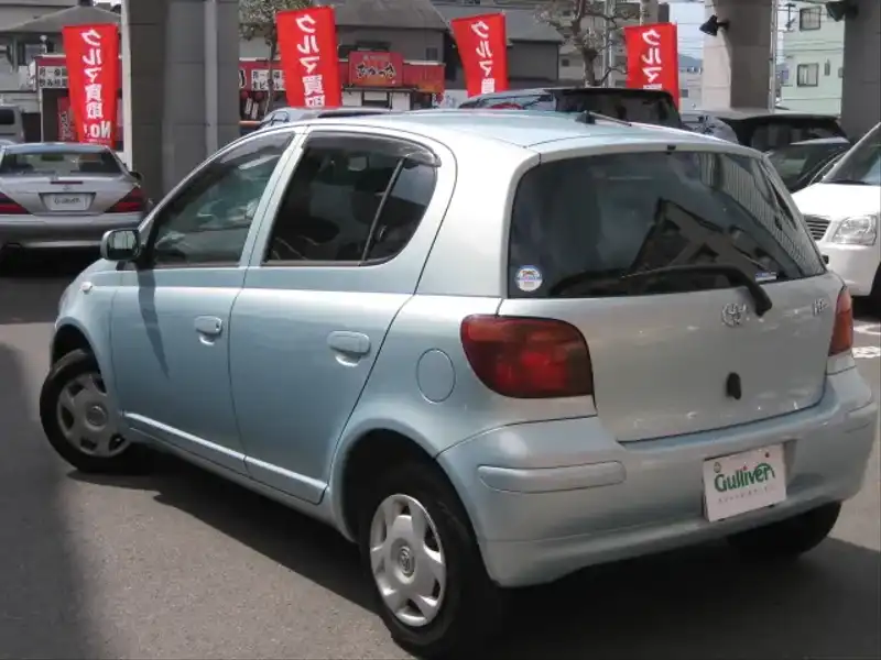 カタログ画像：ヴィッツ（VITZ） Ｆ Ｌパッケージ 2002年12月 UA-NCP15 1300cc ペールブルーマイカメタリック 燃費16.6km / l  バック