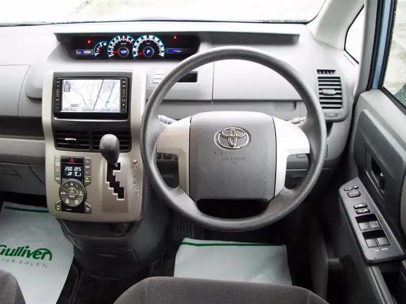 カタログ画像：ヴォクシー（VOXY） Ｘ Ｌエディション・サイドリフトアップシート装着車 2007年6月 DBA-ZRR75G 2000cc ライトブルーマイカメタリック 燃費12.6km / l  内装