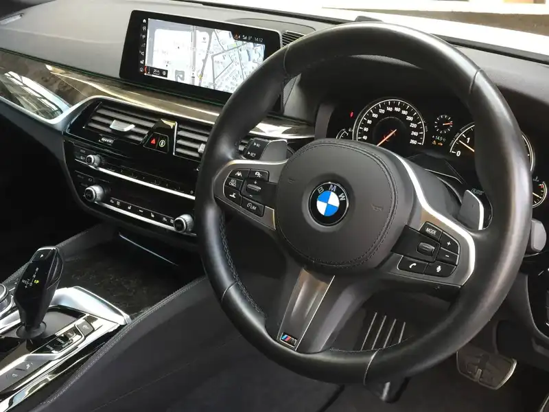 カタログ画像：５シリーズ（5 SERIES） ５４０ｉ ｘＤｒｉｖｅ Ｍスポーツ 2017年7月 DBA-JB30 3000cc アルピン・ホワイトⅢ（ソリッド・カラー） 燃費12.5km / l 内装