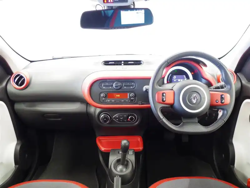 カタログ画像：トゥインゴ（TWINGO） インテンス 2018年4月 DBA-AHH4B 900cc ルージュ フラム Ｍ 燃費21.7km / l 内装