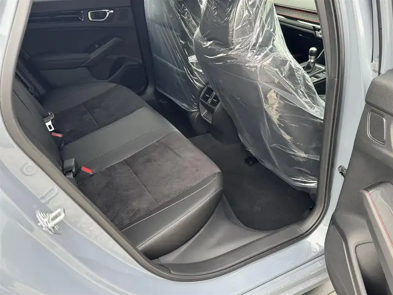 カタログ画像：シビック（CIVIC） タイプＲ レーシングブラックパッケージ 2025年9月 6BA-FL5 2000cc ソニックグレー・パール 燃費12.5km / l バック