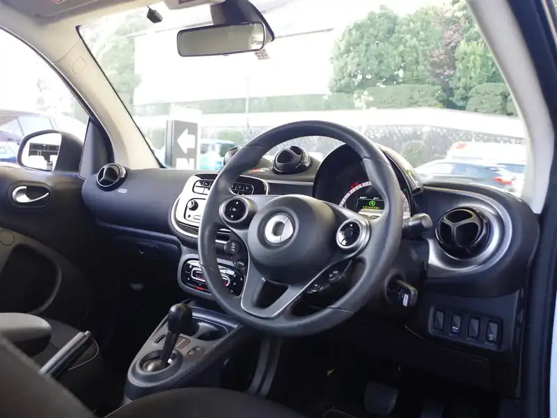 カタログ画像：スマートフォーツークーペ（SMART FORTWO COUPE） エディション２ 2016年4月 DBA-453342 1000cc クリスタルホワイト 燃費21.9km / l 内装