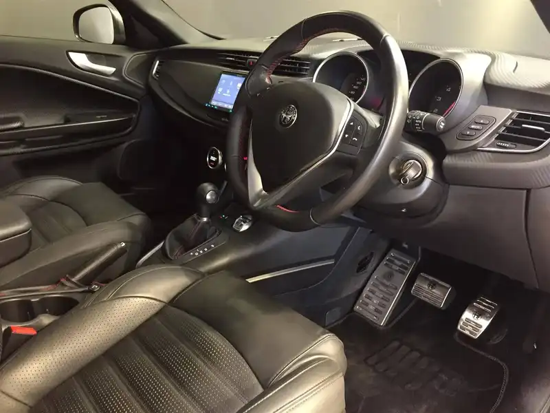 カタログ画像：ジュリエッタ（GIULIETTA） ヴェローチェ １７５０ ＴＢＩ 2019年1月 ABA-94018P 1800cc アルファ レッド 燃費10.8km / l 内装