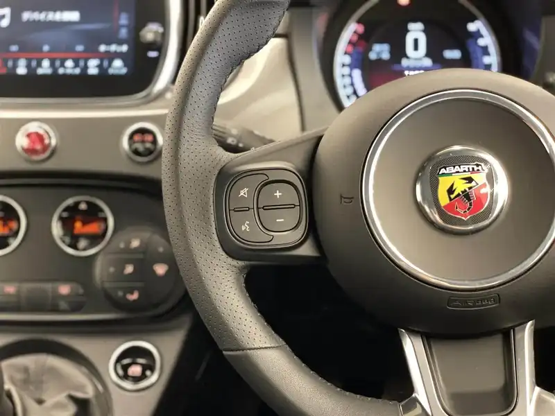 カタログ画像：アバルト５９５（ABARTH 595） ピスタ 2020年5月 ABA-31214T 1400cc ブル ポディオ 燃費15.6km / l 内装