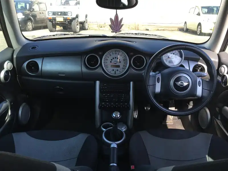 カタログ画像：ＭＩＮＩ（MINI） クーパーＳ 2002年3月 GH-RE16 1600cc ブリティッシュ・レーシング・グリーン 燃費11.6km / l  内装