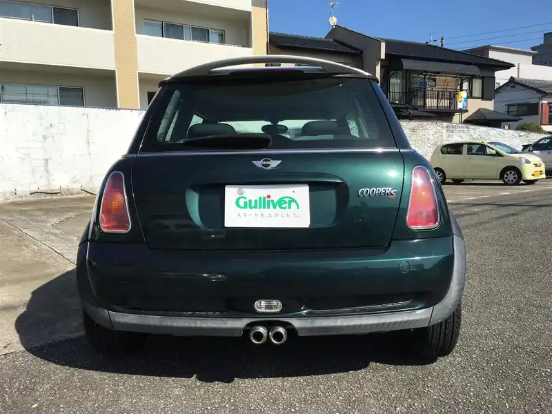 カタログ画像：ＭＩＮＩ（MINI） クーパーＳ 2002年3月 GH-RE16 1600cc ブリティッシュ・レーシング・グリーン 燃費11.6km / l  バック