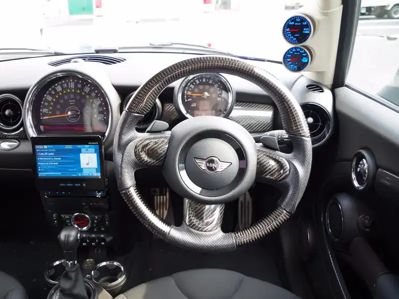 カタログ画像：ＭＩＮＩ（MINI） クーパーＳ クラブマン 2011年4月 DBA-ZG16 1600cc アイス・ブルー（ソリッド） 燃費17.8km / l 内装