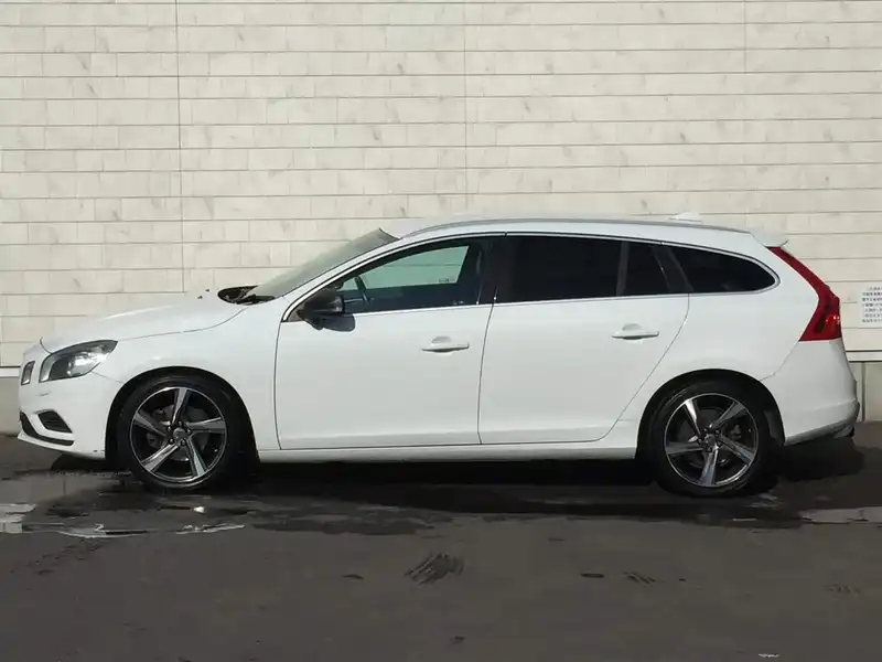 カタログ画像：Ｖ６０（V60） Ｔ４ Ｒデザイン 2012年5月 DBA-FB4164T 1600cc アイスホワイト 燃費12.8km / l 外装