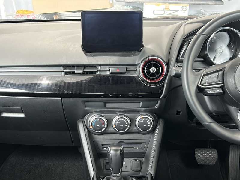 カタログ画像：ＭＡＺＤＡ２（MAZDA2） １５スポルト 2023年3月 5BA-DJLAS 1500cc スノーフレイクホワイトパールマイカ 燃費18.1km / l 内装