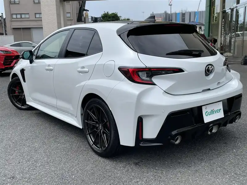 カタログ画像：ＧＲカローラ（GR COROLLA） ＲＺ 2023年8月 4BA-GZEA14H 1600cc スーパーホワイトⅡ 燃費12.4km / l バック
