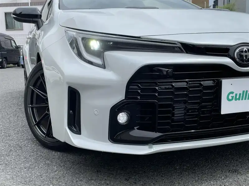 カタログ画像：ＧＲカローラ（GR COROLLA） ＲＺ 2023年8月 4BA-GZEA14H 1600cc スーパーホワイトⅡ 燃費12.4km / l フロント