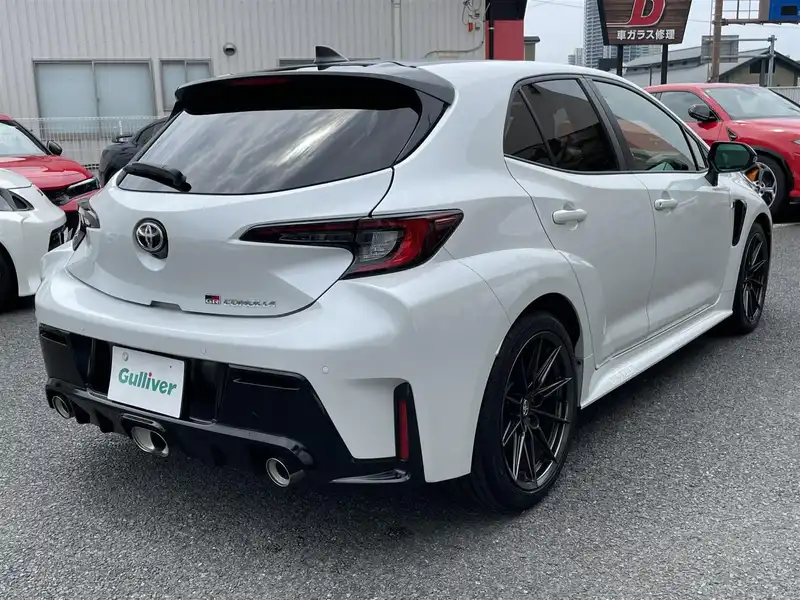 カタログ画像：ＧＲカローラ（GR COROLLA） ＲＺ 2023年8月 4BA-GZEA14H 1600cc スーパーホワイトⅡ 燃費12.4km / l バック