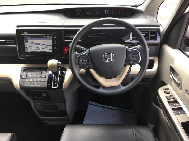 カタログ画像：ステップワゴン（STEPWAGON） Ｇ 車いす仕様車 ２列目乗車タイプ 2016年5月 DBA-RP1 1500cc ホワイトオーキッド・パール 内装