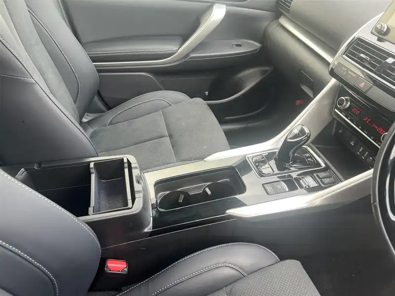カタログ画像：エクリプスクロスＰＨＥＶ（ECLIPSE CROSS PHEV） ブラックエディション 2023年12月 5LA-GL3W 2400cc ホワイトダイヤモンド 燃費16.4km / l フロント