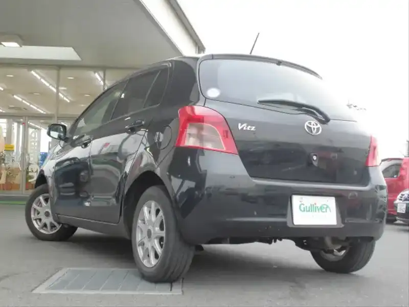 カタログ画像：ヴィッツ（VITZ） Ｆ アドバンスドエディション 2007年1月 DBA-SCP90 1300cc ブラックマイカ 燃費19.6km / l  バック