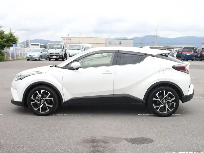 カタログ画像：Ｃ－ＨＲ（C-HR） Ｇ 2016年12月 DAA-ZYX10 1800cc ホワイトパールクリスタルシャイン 燃費30.2km / l 外装