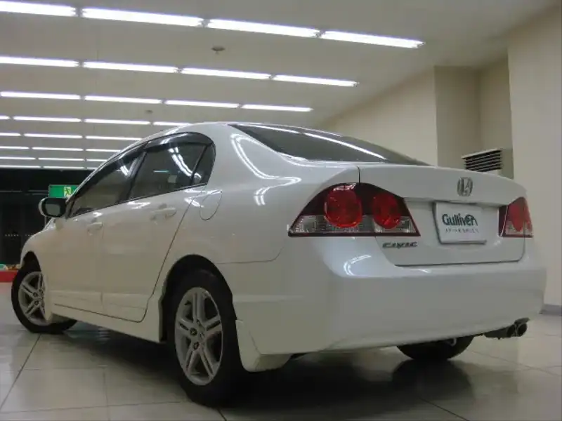 カタログ画像：シビック（CIVIC） １．８Ｓ 2005年9月 DBA-FD1 1800cc プレミアムホワイト・パール 燃費17.0km / l  バック