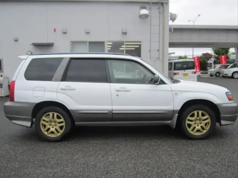 カタログ画像：フォレスター（FORESTER） Ｘ２０ Ｌ．Ｌ．Ｂｅａｎエディション 2004年4月 TA-SG5 2000cc ピュアホワイト／プレミアムシルバー・メタリック 燃費13.6km / l  外装