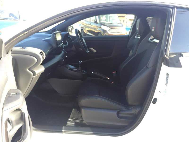 カタログ画像：ＧＲヤリス（GR YARIS） ＲＣ 2020年9月 4BA-GXPA16 1600cc プラチナホワイトパールマイカ 燃費13.6km / l 内装