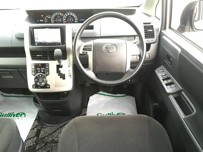 カタログ画像：ヴォクシー（VOXY） Ｘ Ｌエディション・サイドリフトアップシート装着車 2010年4月 DBA-ZRR70G 2000cc シルバーメタリック 燃費13.6km / l 内装