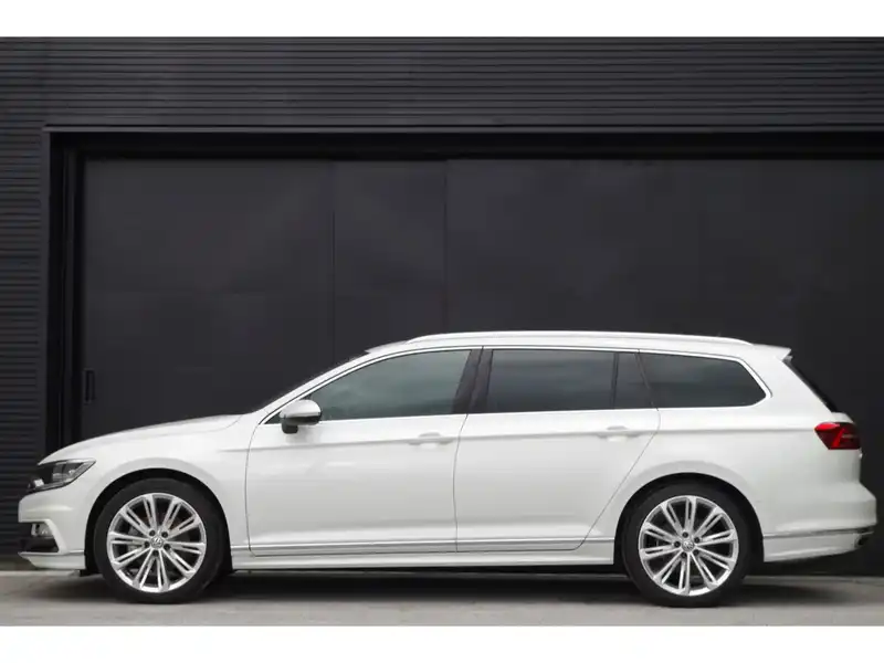 カタログ画像：パサートヴァリアント（PASSAT VARIANT） ２．０ＴＳＩ Ｒライン 2018年1月 ABA-3CCHH 2000cc ピュアホワイト 燃費15.0km / l 外装