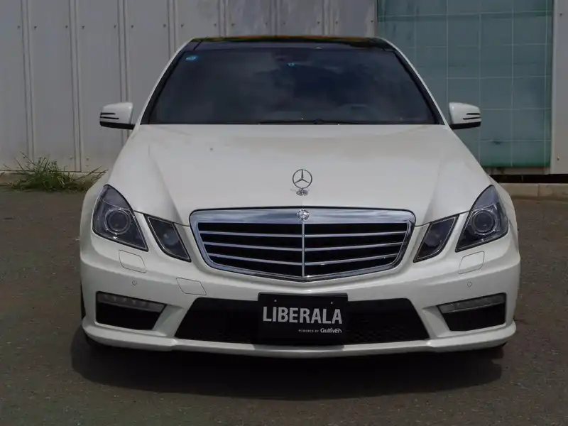 カタログ画像：Ｅクラス（E-CLASS） Ｅ６３ ＡＭＧ 2011年11月 CBA-212074 5500cc カルサイトホワイト（Ｓ） 燃費8.4km / l フロント